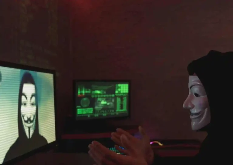 hacker_using_computer